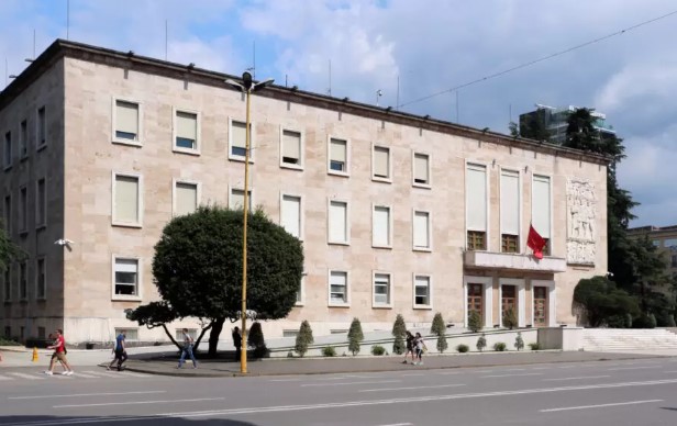 Akuzohet se ushtroi dhunë ndaj gruas dhe fëmijëve të mitur, arrestohet 45-vjeçari në Kurbin