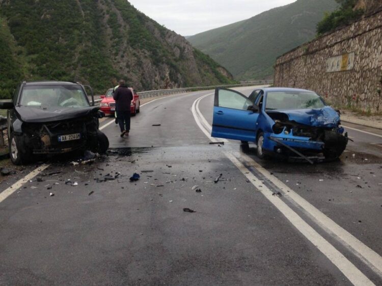 Alarm i kuq në rrugët e Shqipërisë, shpejtësia dhe pakujdesia po marrin jetë