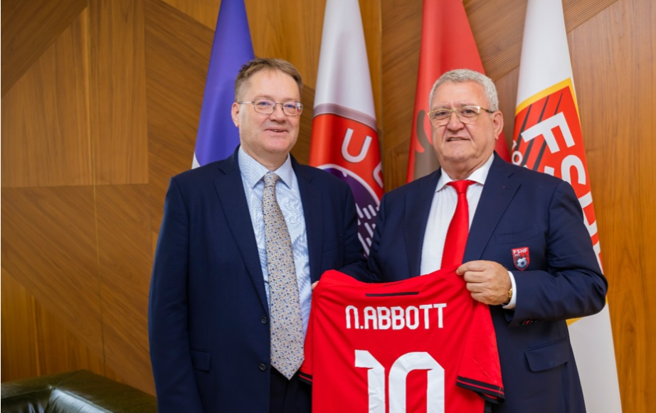 Armand Duka mirëpret ambasadorin e Britanisë së Madhe: Diskutuam për ndeshjen me Anglinë, i premtova organizim dinjitoz