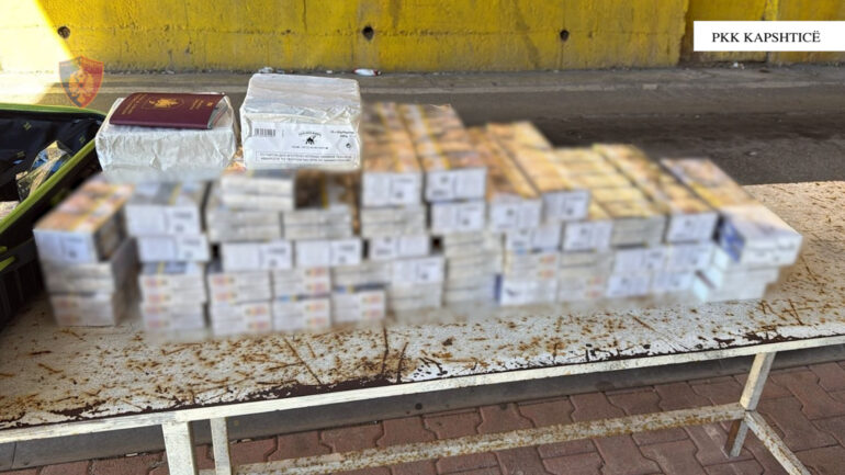 Arrestohen tre persona/ Tentuan të kalonin kufirin ilegalisht me vulë false dhe kontrabandim të stekave të cigareve