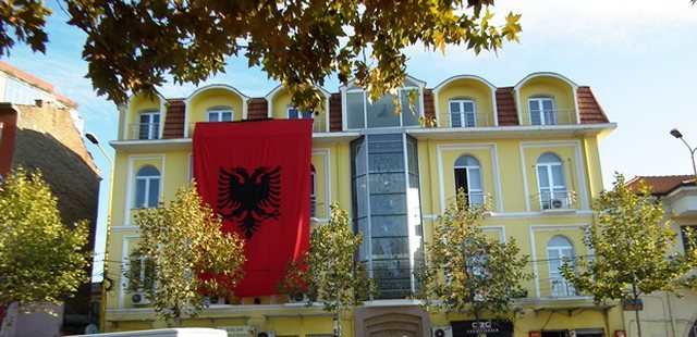 “As burrë, as grua”, KMSH kundër projektligjit të Ramës për gjininë: Ndryshimet godasin moralin e shoqërisë e familjen