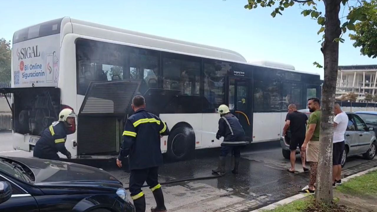 Autobusi i linjës urbane Durrës-Plazh merr flakë në lëvizje, dalin në kohë dhjetëra pasagjerët