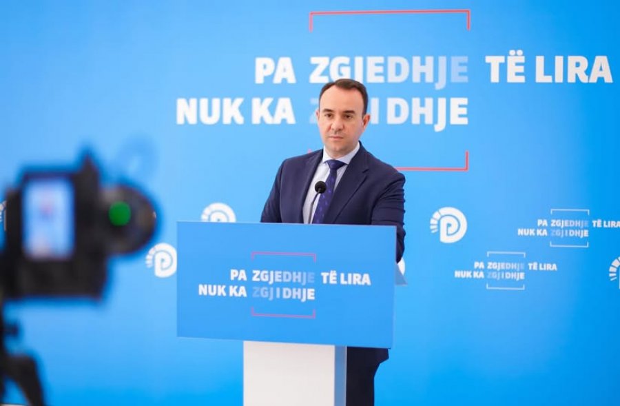 Balliu: Gazetarët përjashtohen nga Kuvendi ndërsa kartelët kanë ‘zënë e vend’ brenda sallës parlamentare