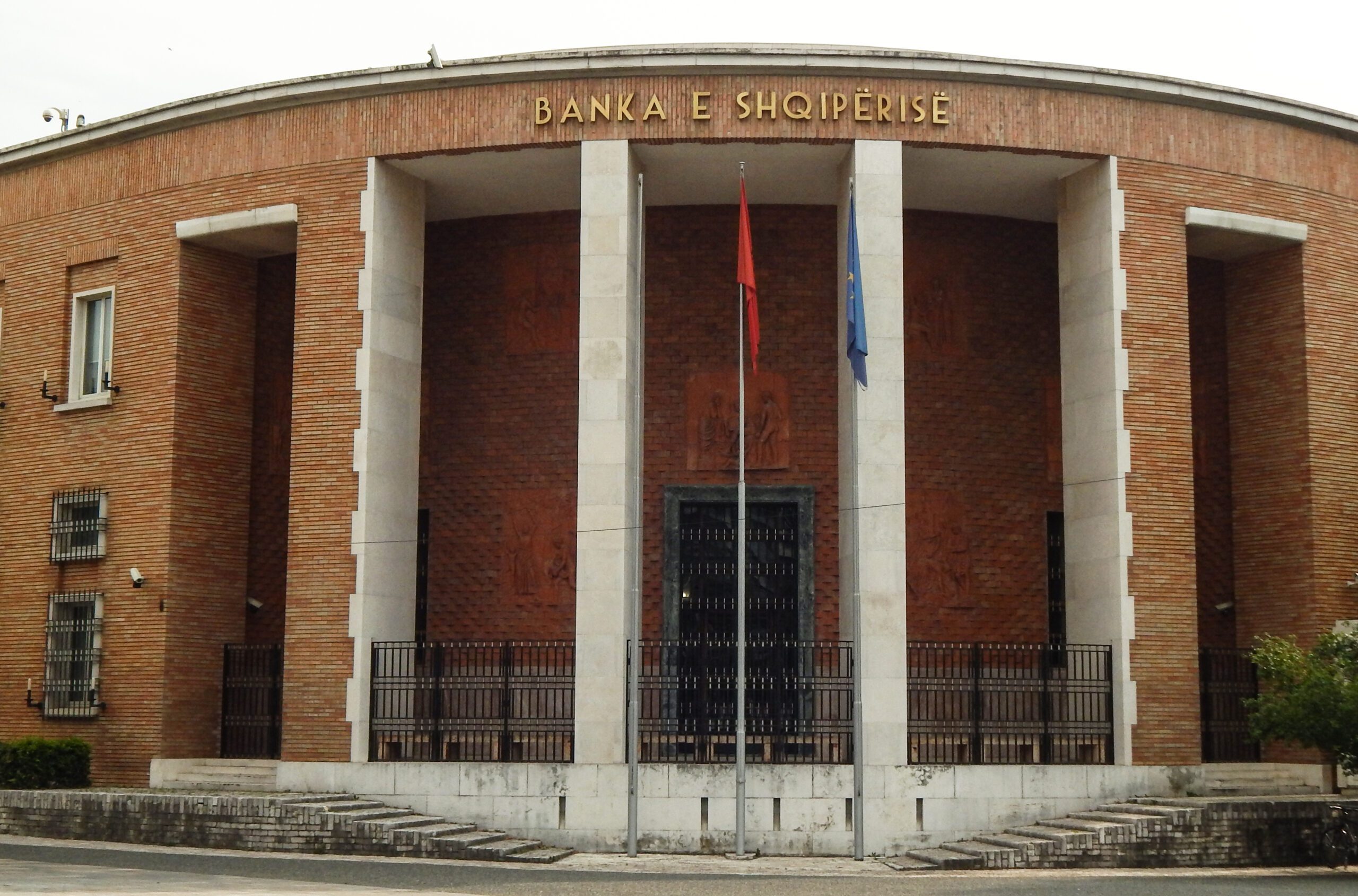 Banka e Shqipërisë ul komisionet e transfertave bankare në Lekë dhe në Euro