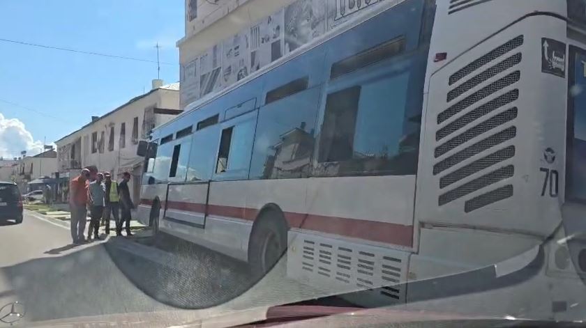 Banorët alarmohen/ Autobus urban bie në gropat e kantierit rrugor