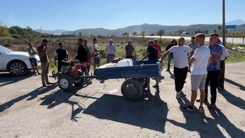 Banorët në protestë për mungesën e ujit pas shembjes së pusit në Varibop të Fierit/ Ujësjellësi: Po punojmë për riparimin