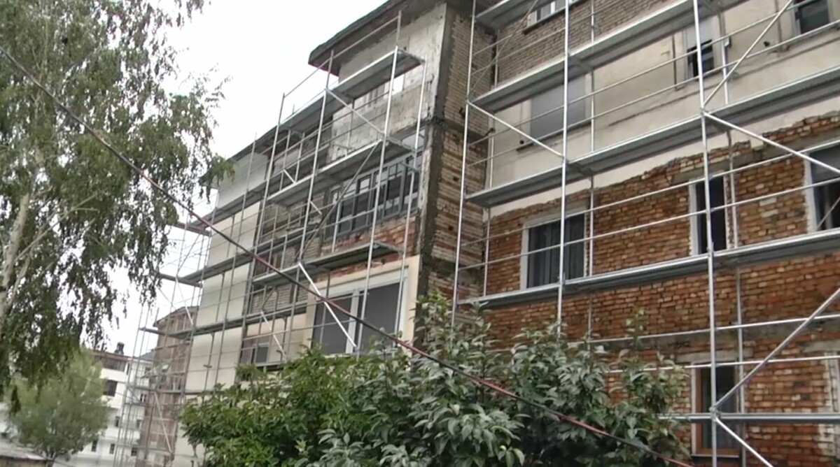 Banorët ngrenë shqetësime/ Punime dhe skela të vendosura në pallatet e lagjes: Investimi të mbarojë sa më shpejtë