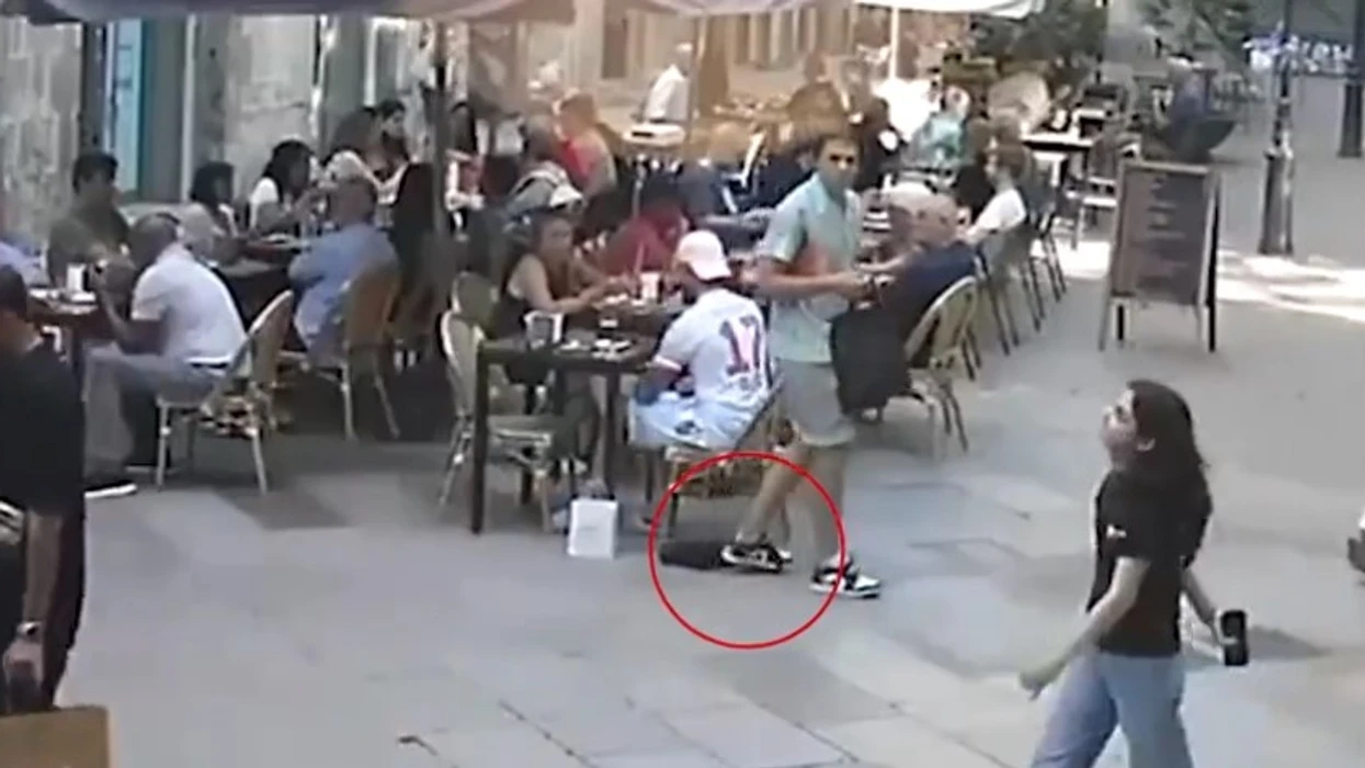 Barcelonë/ Momenti kur hajduti përdor këmbën për të vjedhur një çantë ‘nën hundën e pronarit’