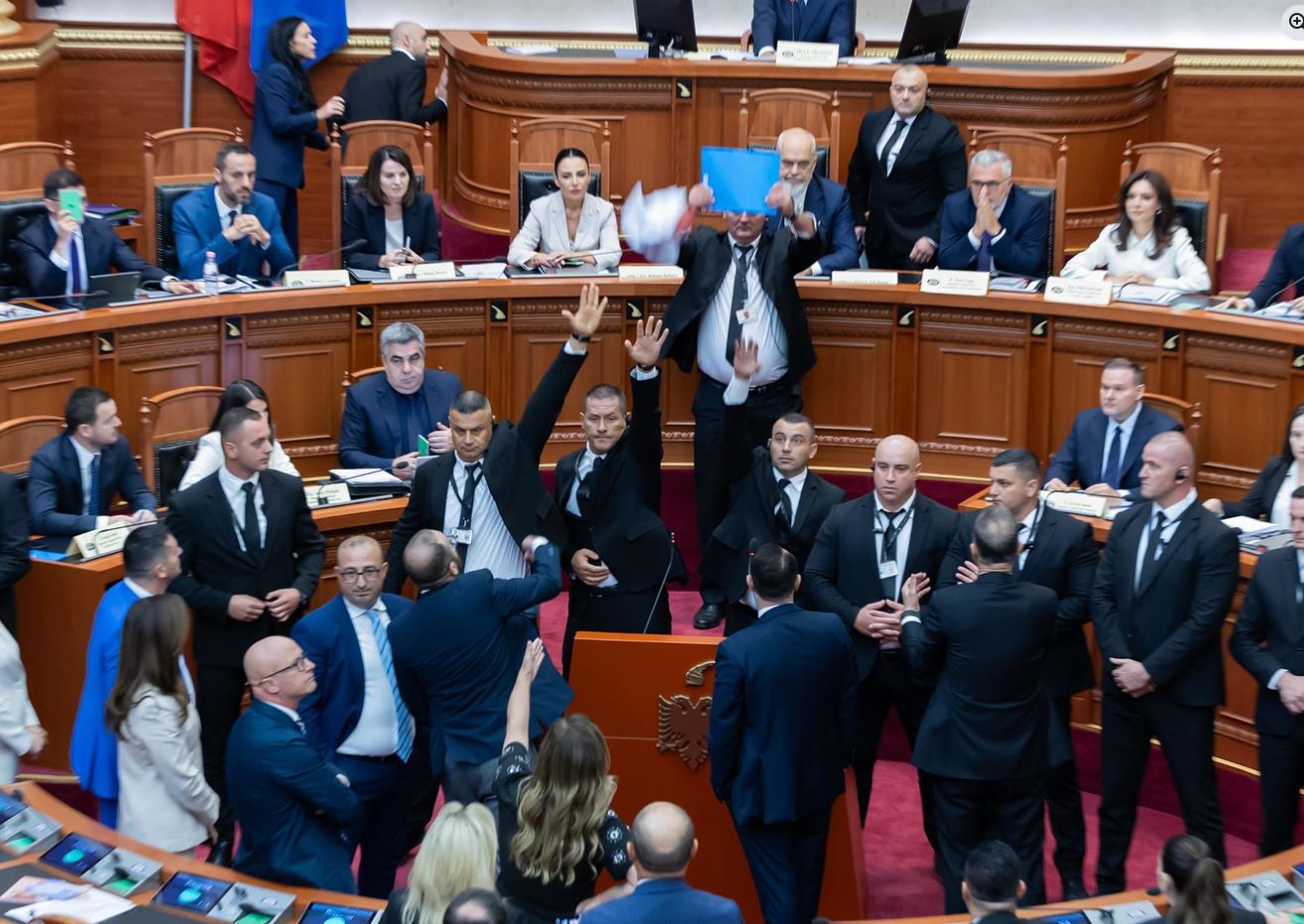 Belinda Balluku: Çfarë zhgënjimi dhe përsëritje skizofrenike e kaosit në parlament!