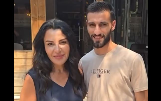 Belinda Balluku gjatë një ndalese në Delvinë, takon të riun që ruan kujtesën e qytetit në një bar/kafe