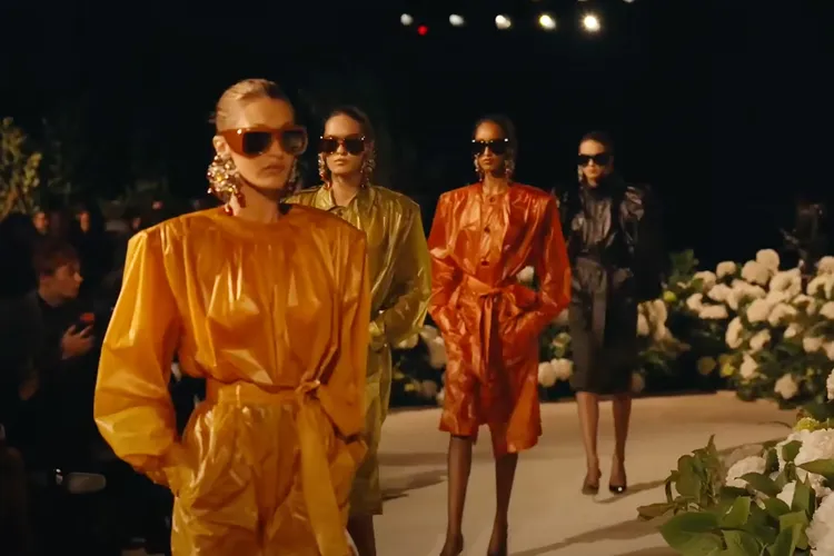 Bella Hadid rikthehet fuqishëm në pasarelë pas trajtimit të Lyme, shkëlqen për Saint Laurent