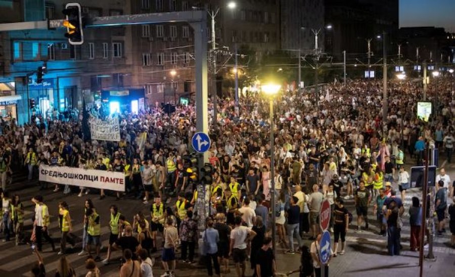 Beograd/ Dhjetëra mijëra njerëz vijojnë protestat kundër qeverisë së Vuçiç, kërkojnë zgjedhje të parakohshme
