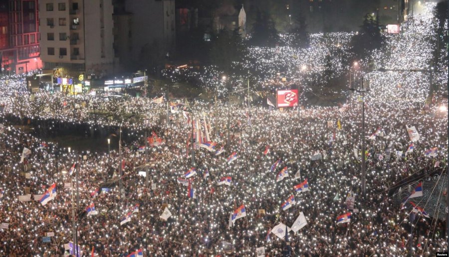 Beogradi i mbështet akuzat e Rusisë për ndërhyrjen e Brukselit në protesta në Serbi