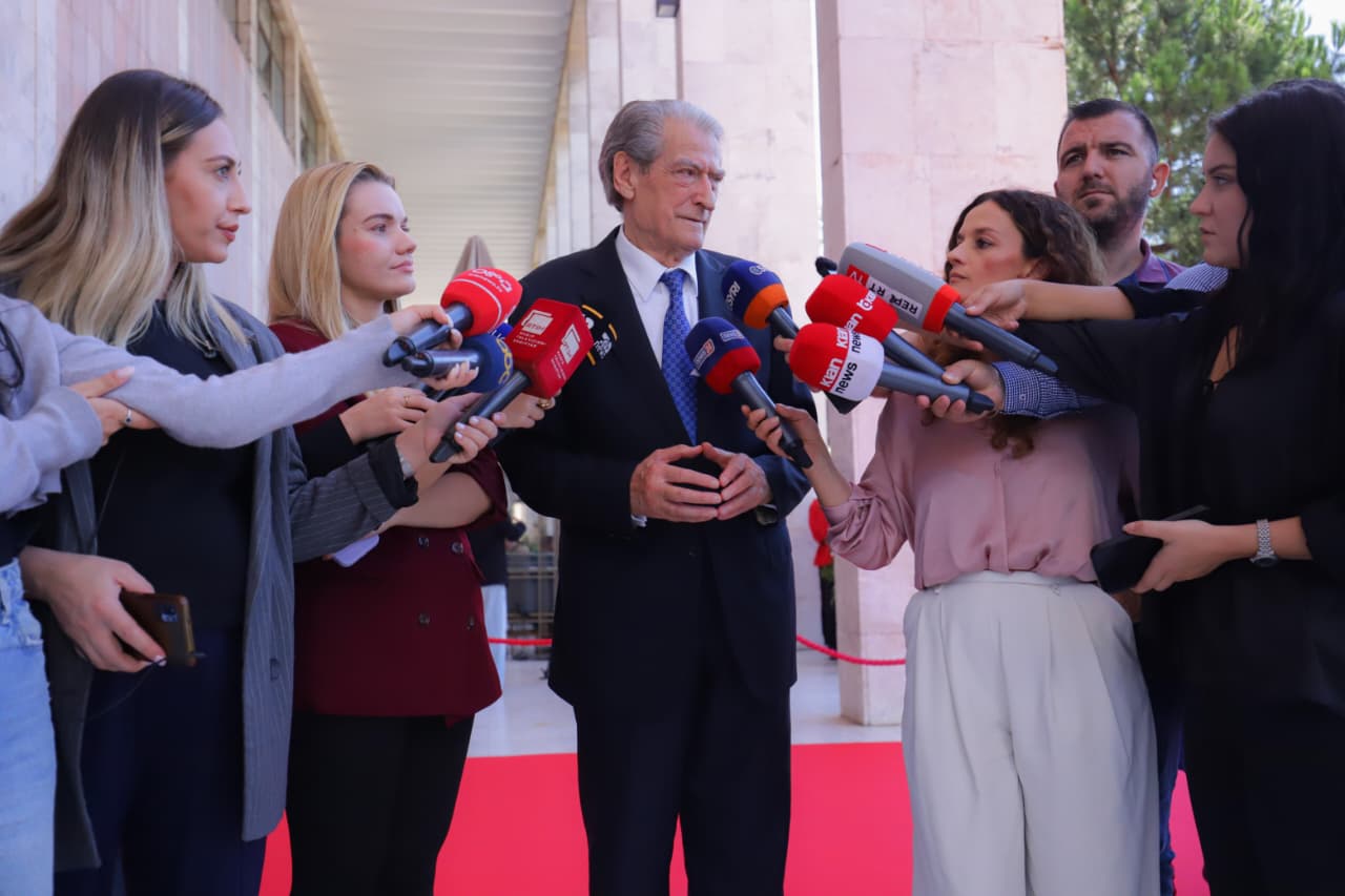 Berisha homazhe për Dhimitër Anagnostin: Kolos i gjenisë krijuese artistike që u angazhua për përmbysjen e diktaturës! Do mbahet mend gjithmonë në memorien e kombit