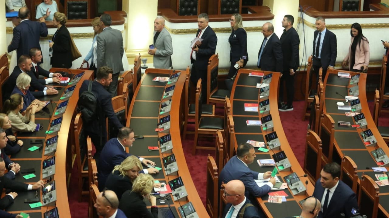 Berisha i bën ‘qokën’ e radhës Metës, ja tre deputetet që kalojnë te PL për të formuar grupin parlamentar