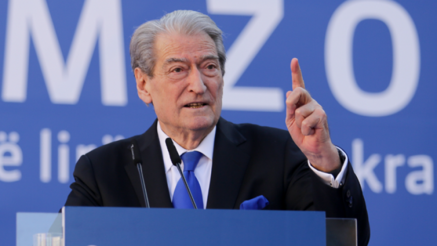 Berisha ironizon Ramën për Diellën: Tenderat i mori AI, paratë i shkojnë Ramaduros!