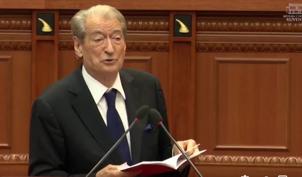 Berisha ribetohet përsëri: Betohemi mbi Kushtetutë se do ua çjerrim maskën!