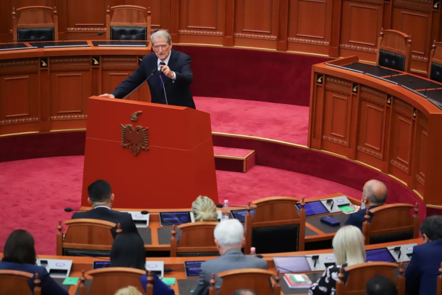 Berisha-socialistëve nga Kuvendi: Ju përbëni rrezik për Shqipërinë dhe Europën, vendin e keni në burg