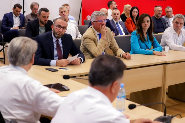 ‘Beteja sapo nisi’/ Zbardhen të tjera detaje nga mbledhja me dyer të mbyllura e Grupit të PD-së: Kaos në çdo seancë!
