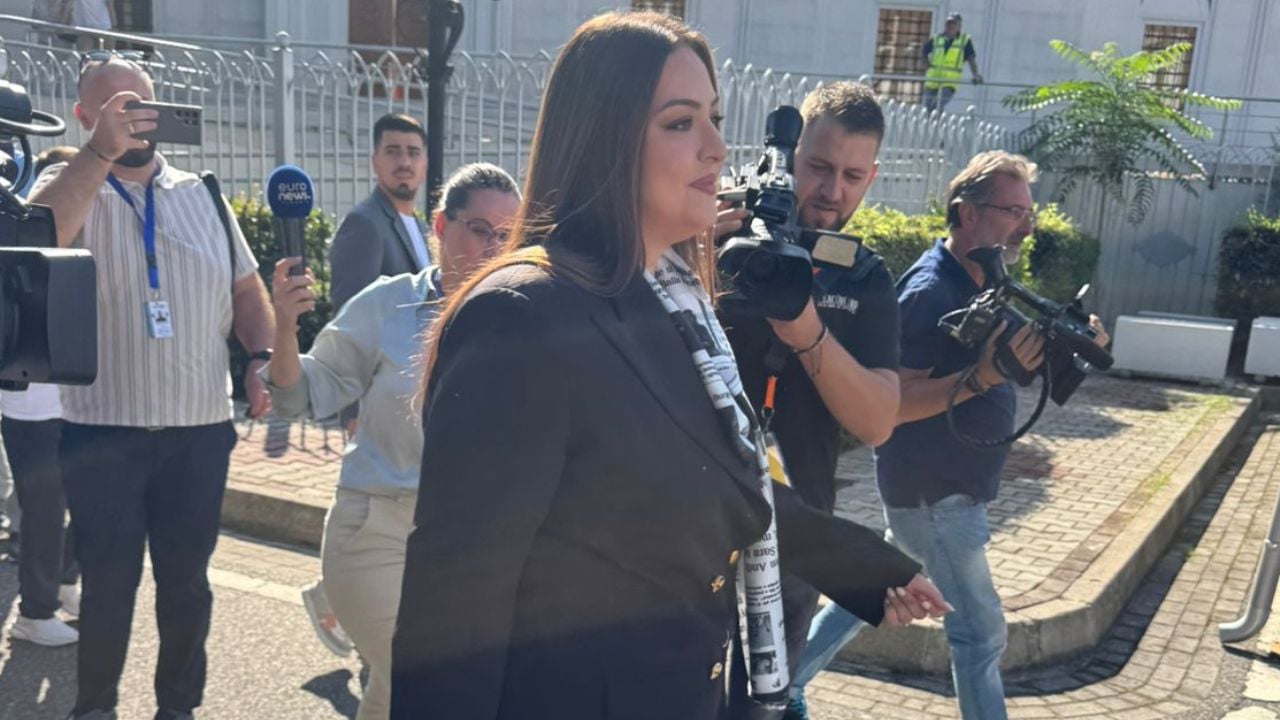 Betohet sot si deputete/ Sara Mila i drejtohet Kuvendit, shalli që tërhoqi vëmendjen