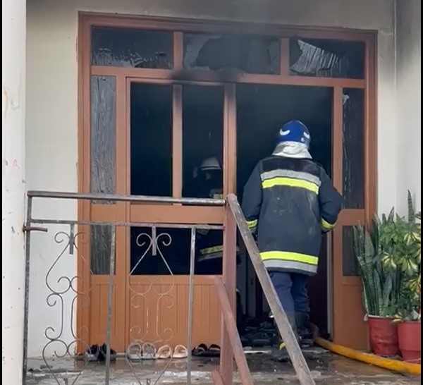 Bie zjarr në banesë, humb jetën i moshuari në Elbasan