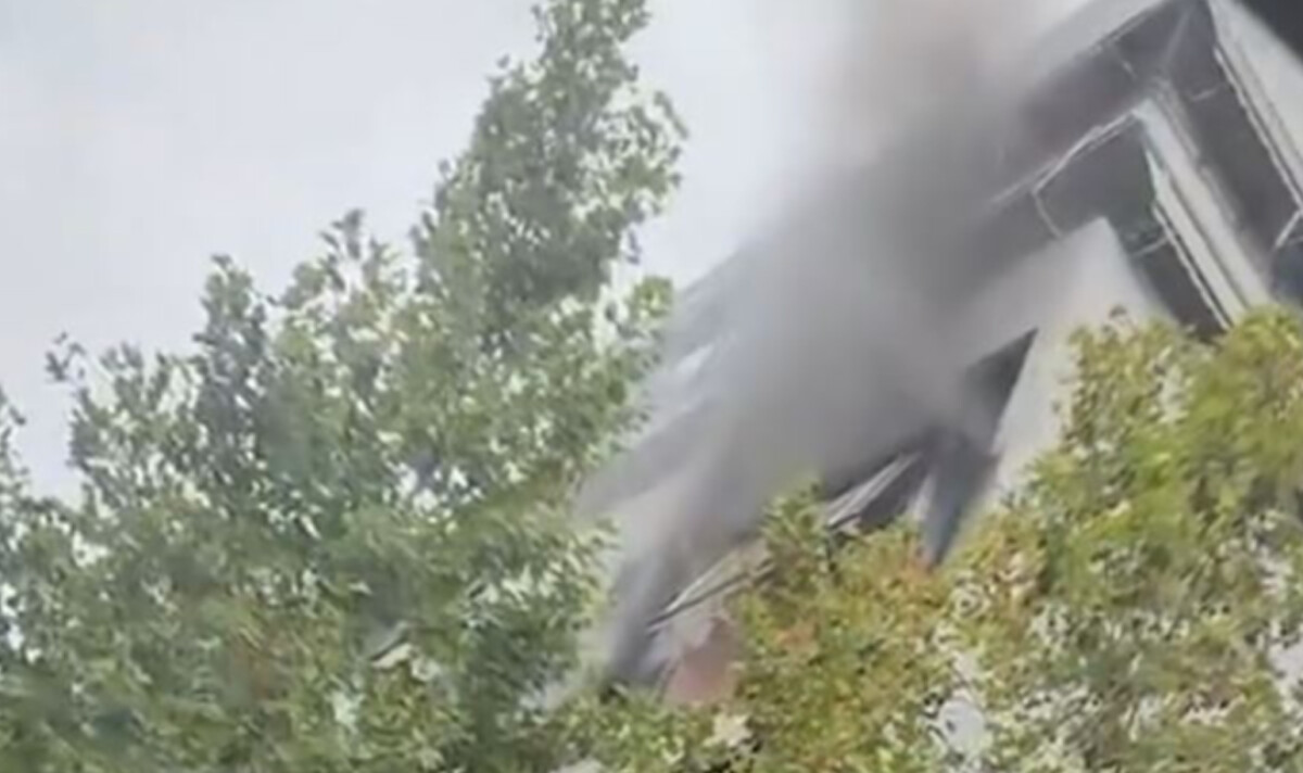 Bie zjarr në hyrjen e një pallati në Astir, flakët pushtojnë banesën