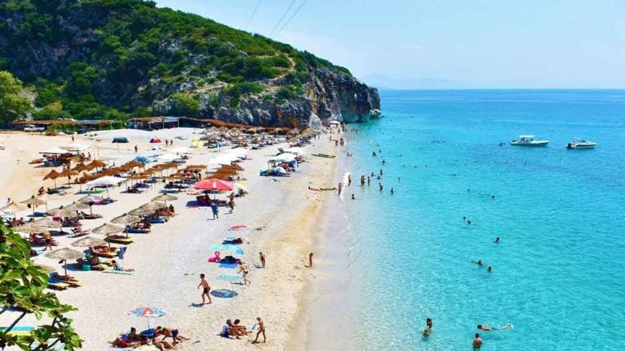 Bizneset ‘kokëfortë’ nuk liruan hapësirën e plazhit publik/ IKMT ndërhyn në Gjipe, shemb baret e restorantet