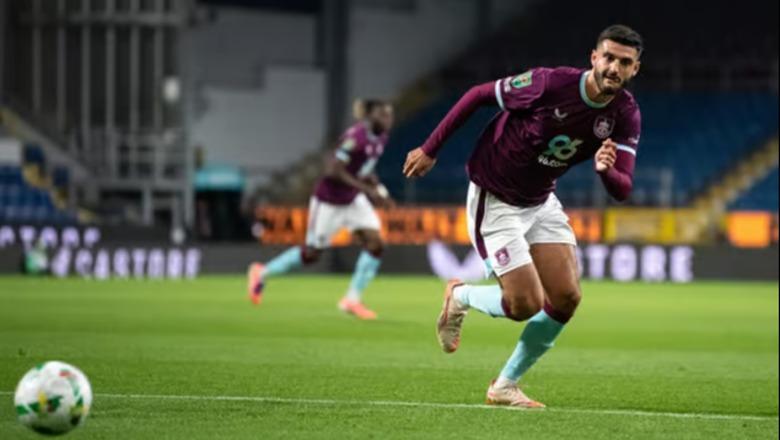 ‘Broja ka vite që s’luan rregullisht’, trajneri i Burnleyt i del në krah Armandos: Na duhet durim me të