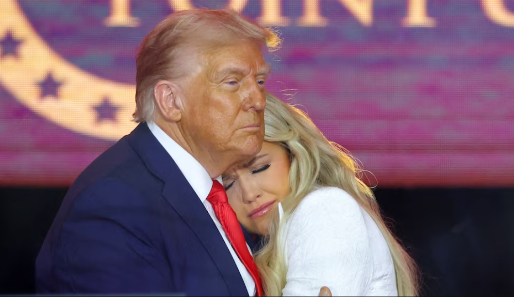 Ceremonia për Charlie Kirk, e shoqja fal autorin e vrasjes. Trump: Heroi amerikan jetoi me trimëri