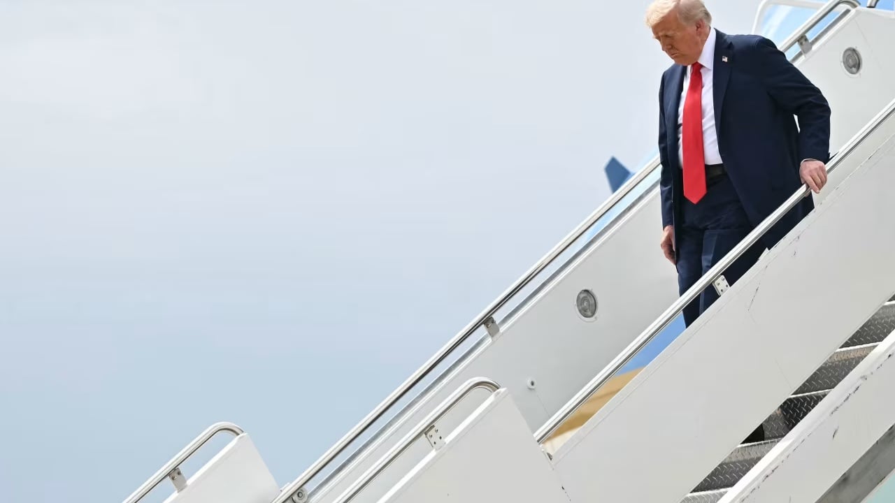 Ceremonia përkujtimore e Charlie Kirk/ Trump mbërrin në Arizona, pritet me brohoritma nga turma