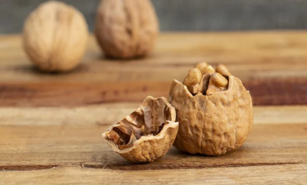 Çfarë efekti ka në shëndet nëse i zhyt arrat në ujë para se t’i konsumosh