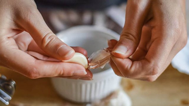 Çfarë ndodh në trupin tuaj nëse hani një thelpi hudhër çdo natë? Efektet mund t’ju surprizojnë!