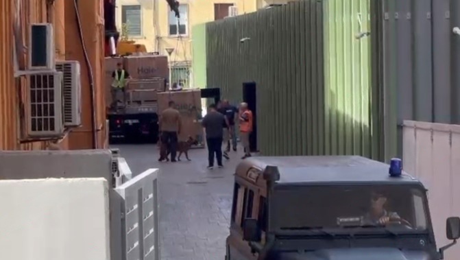 Çfarë po ndodh tek Arkivi i Shtetit?/ Policia kontroll me qen anti-eksploziv, publikohen pamjet