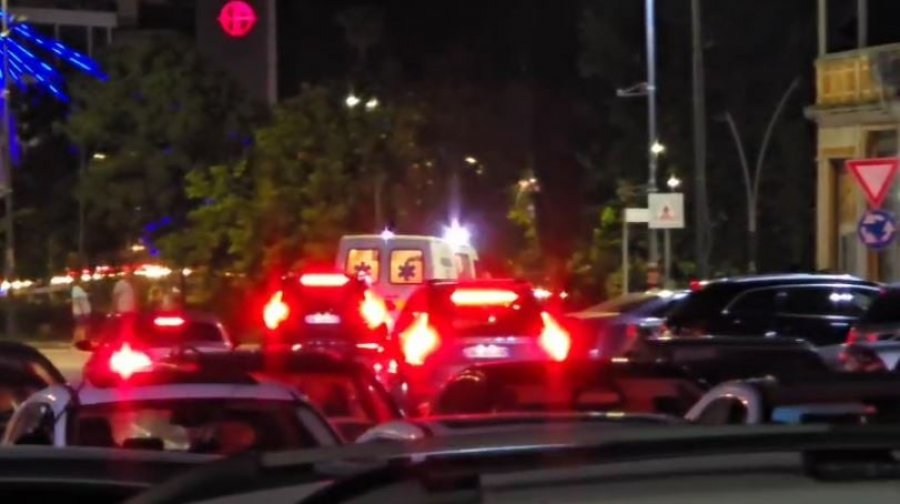 Çifti i të moshuarve përplaset nga makina tek vijat e bardha, dërgohen në spitalin e Fierit