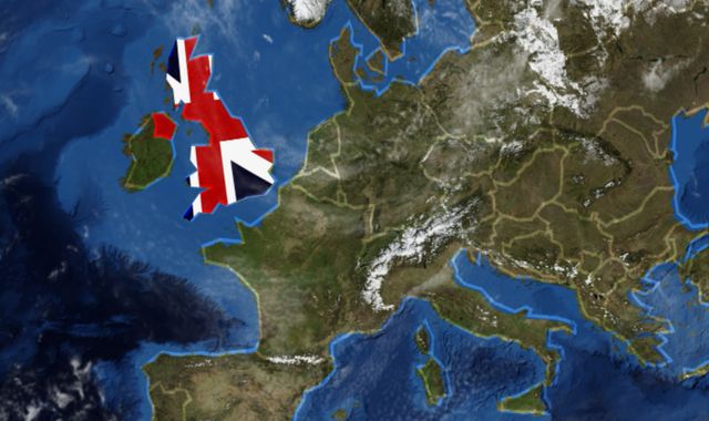 Debat i nxehtë në Britani, a do t’u hiqet emigrantëve “arma” që përdorin për t’i shpëtuar dëbimit?