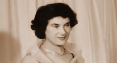 Dëgjojeni këngën “Midis ballit ma ke nji pikë” e interpretuar nga e njohura, Marie Kraja (teksti dhe video)