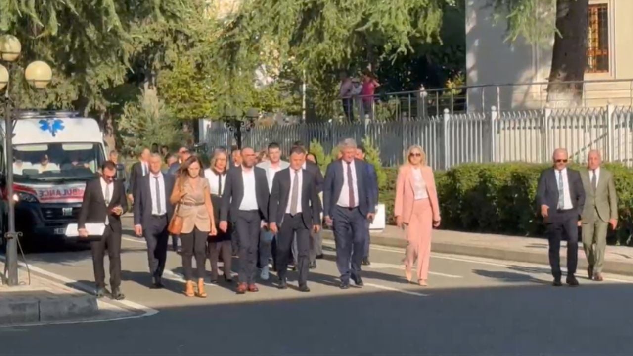 Demokratët mbërrijnë në grup në Kuvend, pas pak minutash pritet betimi i deputetëve të rinj