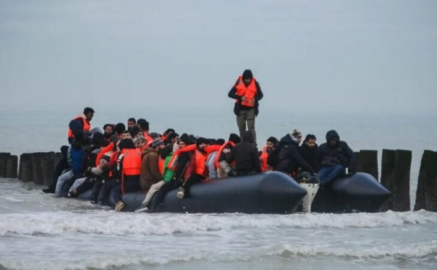 Deportimi i parë nën marrëveshjen Britani-Francë: Emigranti dëbohet pas kalimit të Kanalit La Mansh