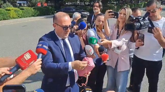 Deputeti Korreshi sjell burrin dhe pajën e “Diellës” në Kuvend: Do i kërkojmë dorën…(Video)
