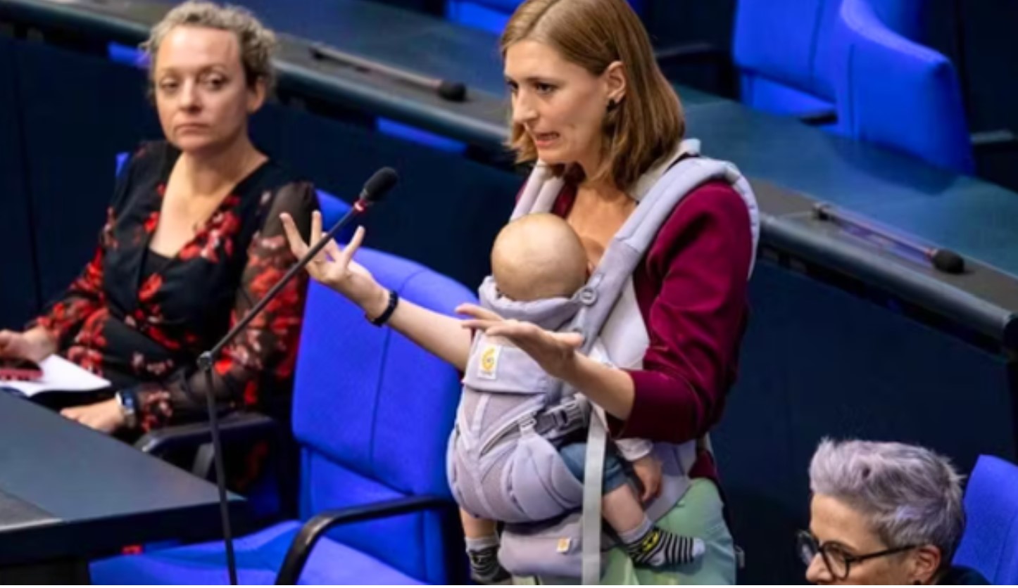 Deputetja gjermane mban fjalim me foshnjën në parlament