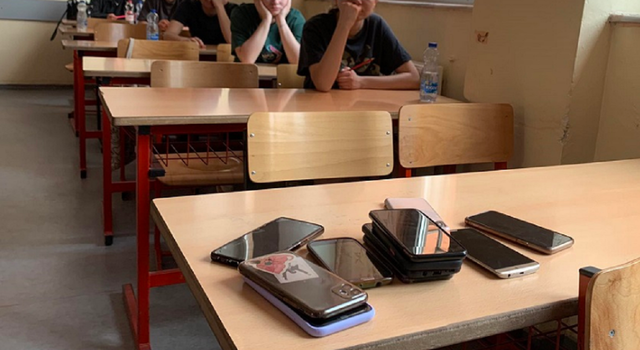 Dështon urdhri i Ministrisë së Arsimit, nxënësit vijojnë me celularë në shkollë