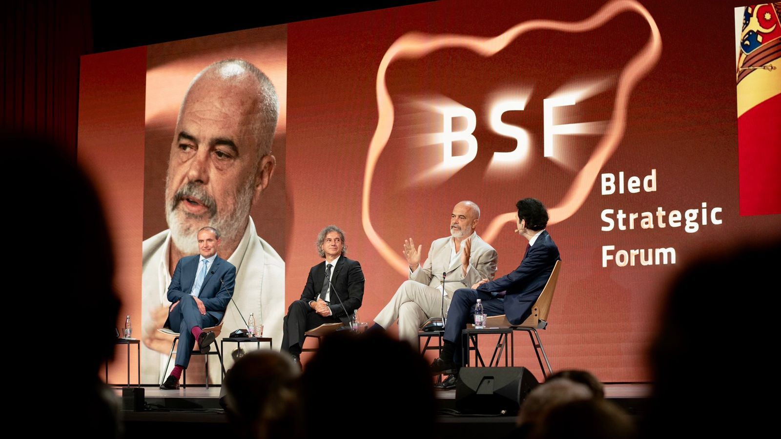 DETAJE / Forumi Strategjik i Bledit, Rama në panelin e liderëve me Komisioneren Kos