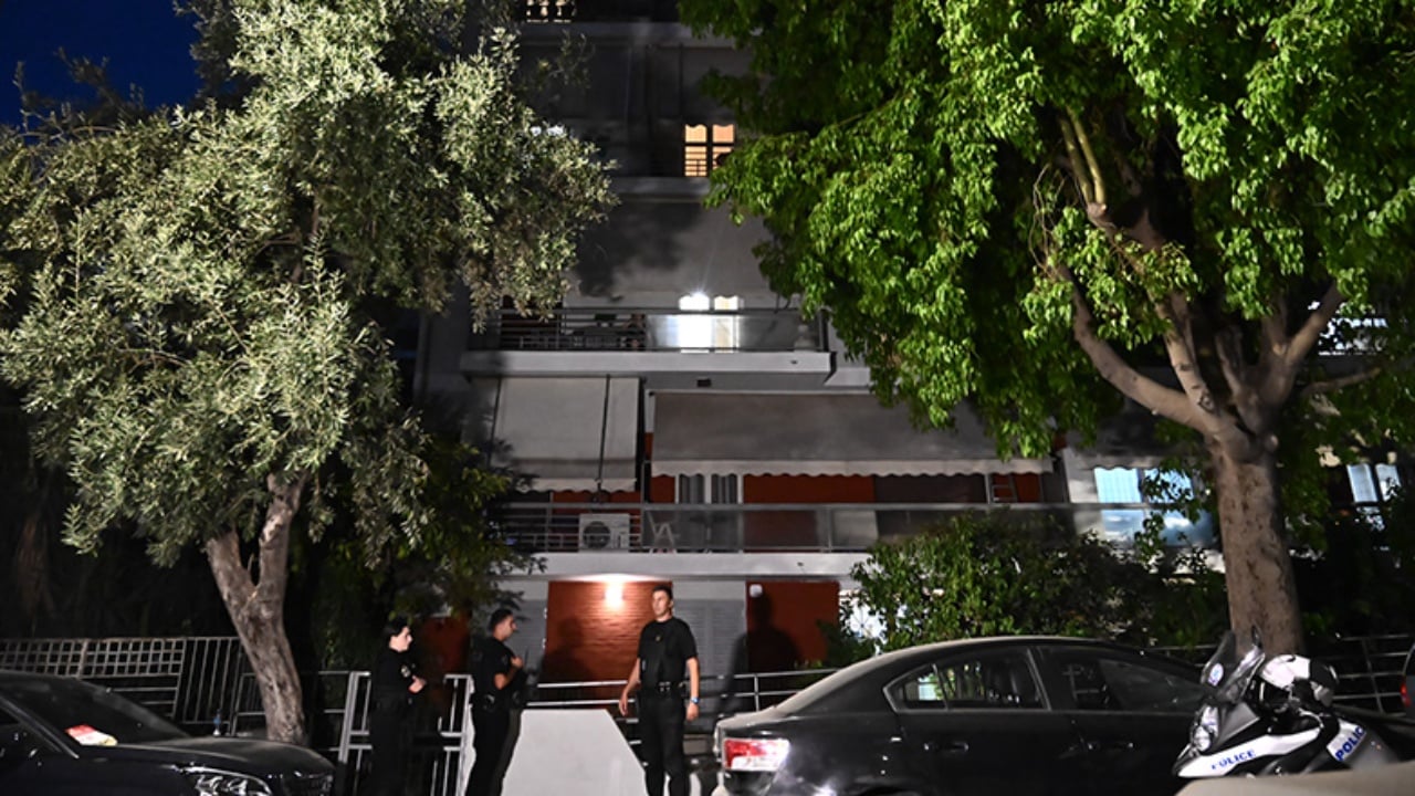 Detaje të reja nga vdekja e çiftit të të moshuarve në Athinë/ Dyshohet se burri vrau gruan dhe më pas veten, të dy kishin plagë zjarri në trup