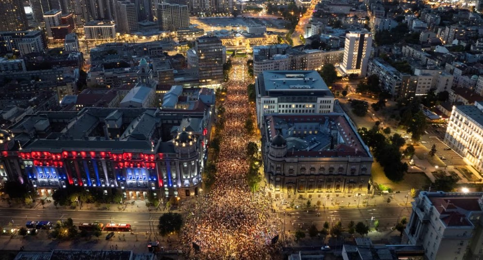 Dhjetëra mijëra njerëz nëpër rrugët e Beogradit kërkojnë zgjedhje dhe ndryshim të qeverisë