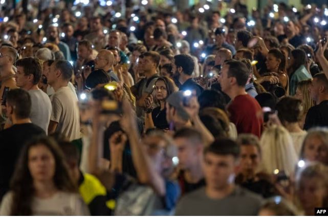 Dhjetëra mijëra protestues në Beograd kundra qeverisë