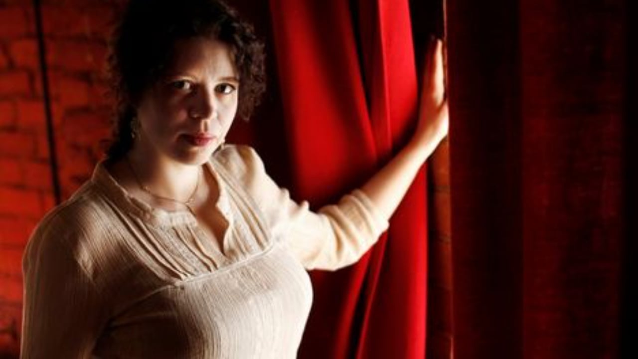 Dikur punonjëse s*ksi, sot në Parlament, rrëfehet deputetja: Nuk më vjen turp, e kaluara ime më formoi si politikane