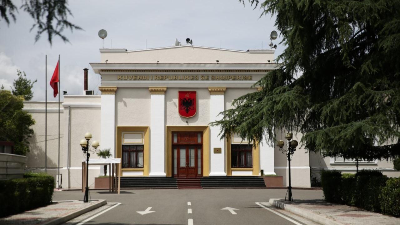 Dita e parë e Kuvendit, 72 deputetë të rinj në sallën ku kolegët më të vjetër ndjehen në shtëpinë e tyre