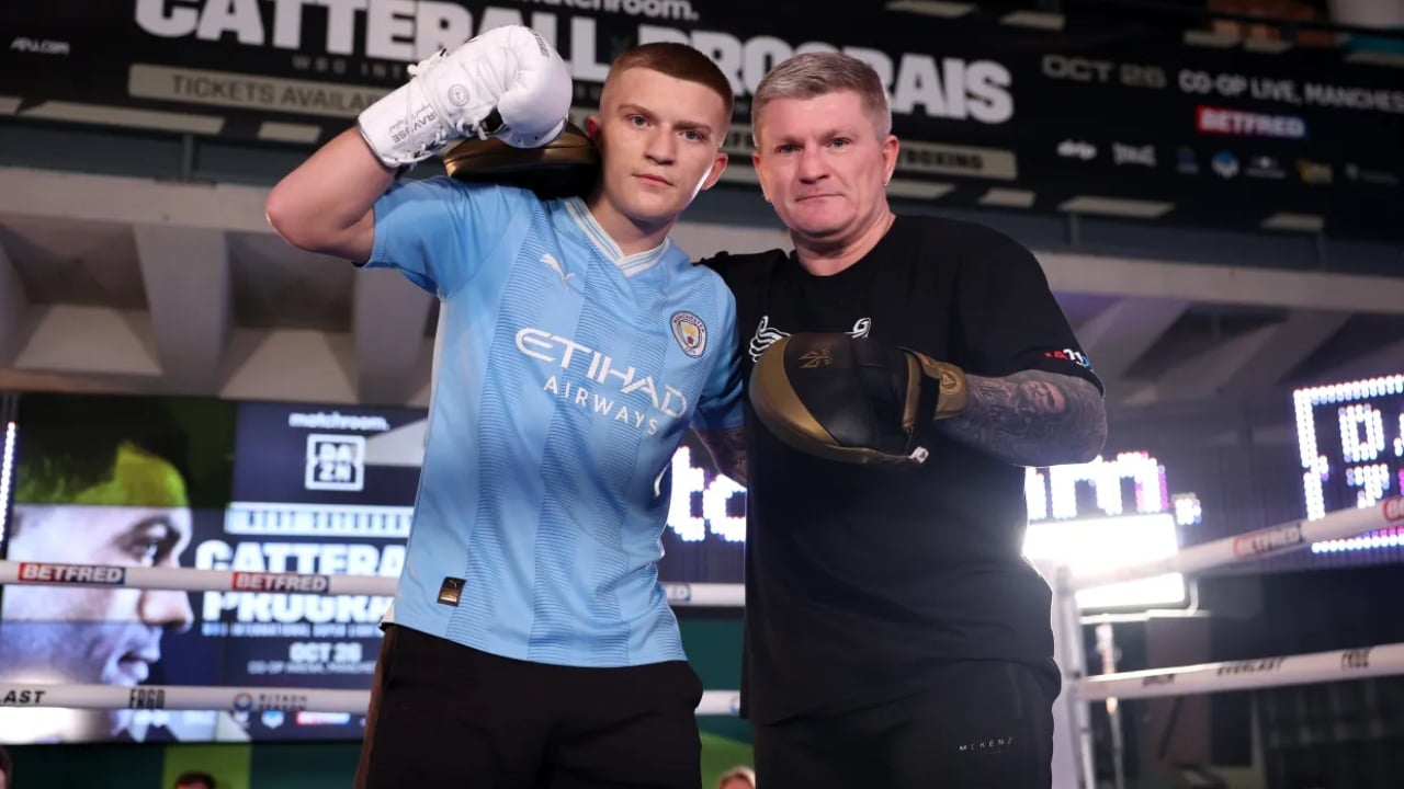 Djali i Ricky Hatton thyen heshtjen pas vdekjes së legjendës së boksit: Ishe modeli im në çdo aspekt të jetës