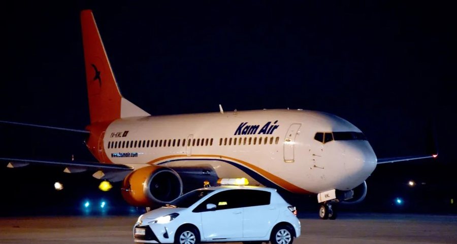 Djaloshi fluturon nga Kabuli në Delhi në rrotën e avionit