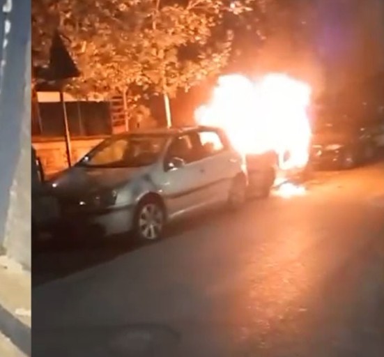 Dogji makinën e 43-vjeçares në Tiranë, arrestohet autori. Momenti kur 34-vjeçari i vë flakën automjetit